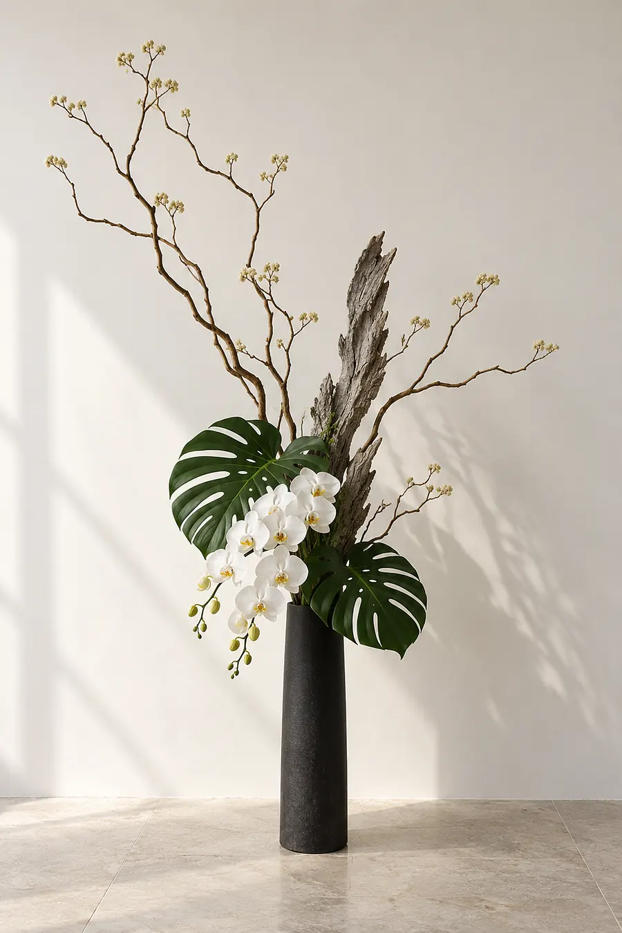 Bodenvase mit Mitsumata-Zweigen, Monstera-Blättern, Rinde und weißen Orchideen (Illustration)